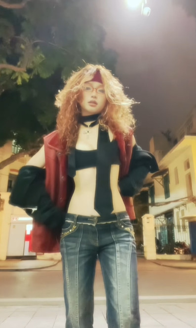 Trái ngược với cách bắt beat điệu nghệ của Xuân Ca, Hoa Xù thích nhảy Hip Hop và biến tấu tự do hơn, nhiều người còn ví von cô nàng "nhảy bằng cả tính mạng".