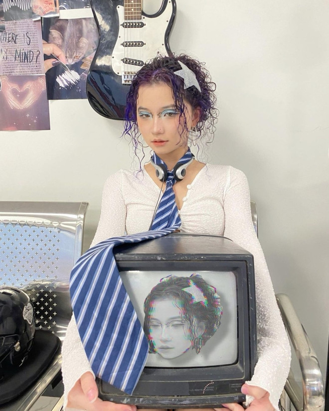 Hoa Xù khá linh hoạt, khi thì khoe vũ đạo uyển chuyển, dẻo dai khi thì dứt khoát, năng động, cô nàng còn được khen bởi nhan sắc cực quyến rũ.