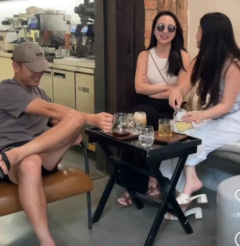 Vợ chồng Xuân Trường không đứng cạnh nhau, chụp ảnh với các cộng sự đã đồng hành với họ suốt thời gian qua.