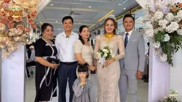 Nhưng điểm khiến người xem trầm trồ chính là khoảnh khắc Ngân Thảo được gia đình 2 bên tặng cho vô số kiềng vàng.