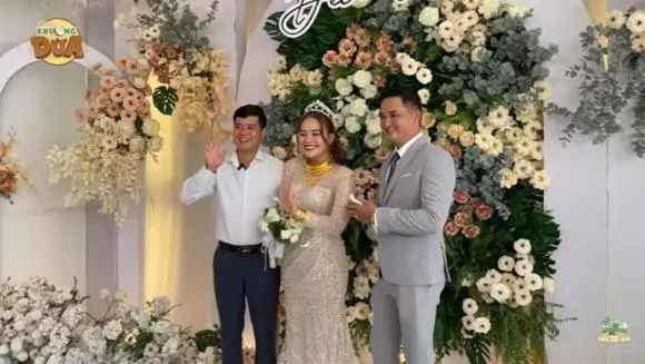 Trong lần lên sóng này, hiện tượng mạng họ Phạm gây ấn tượng với bộ váy cưới cưới ren gợi cảm, giúp cô dâu khoe triệt để đường cong.