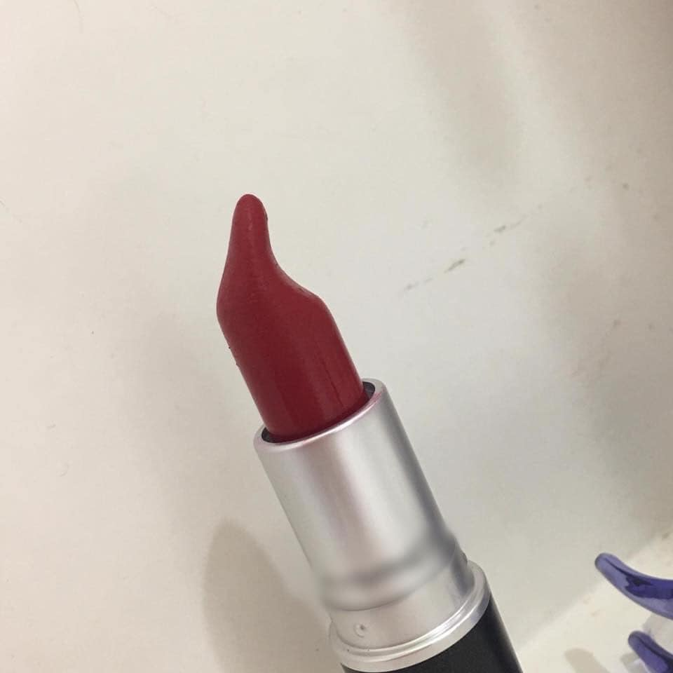 Đối với con gái, một trong những vật bất li thân có thể kể đến chắc chắn là son môi. Cái đồ vật bé xíu xiu ấy tất nhiên không thể khiến bạn trở nên xinh xắn như hot girl ngay lập tức nhưng ít nhất cũng có thể làm bạn tươi tắn, ưa nhìn và bớt nhợt nhạt hơn.