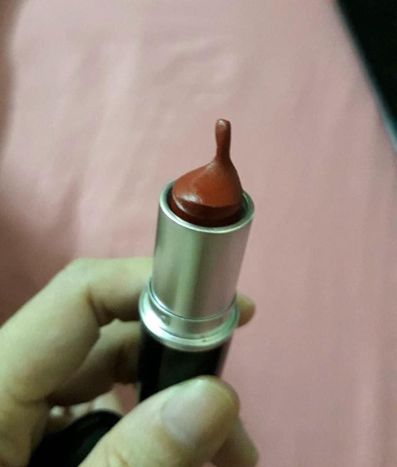 Sức mạnh nào khiến chủ sở hữu của cây son biến đổi nó thành hình thù thế này nhỉ?