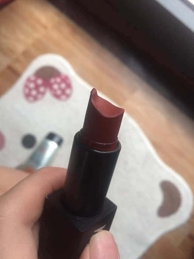 Chẳng lẽ chị em bỏ tiền ra mua son để hành hạ nó, vắt kiệt sức nó thành ra cái hình thù kỳ quái này ư?