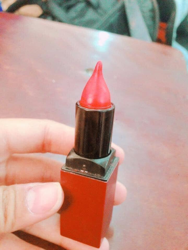 Tuy trông có phần hơi kì lạ nhưng thỏi son này vẫn được đánh giá là giống một tác phẩm điêu khắc nghệ thuật tinh tế