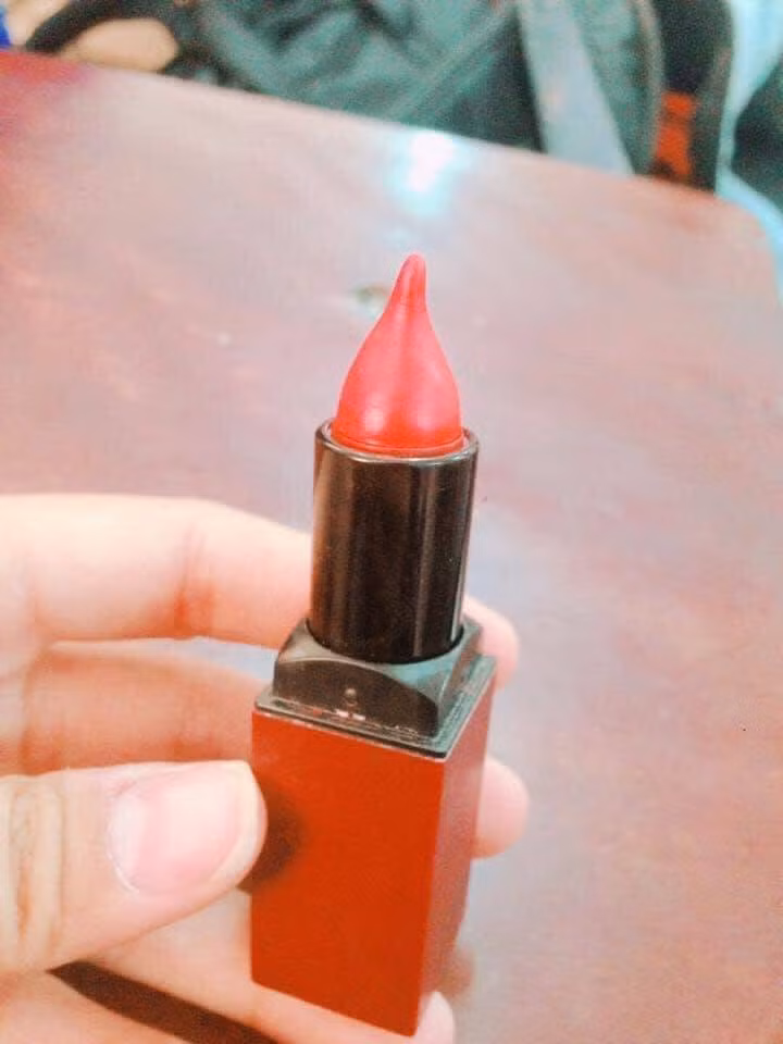 Tuy trông có phần hơi kì lạ nhưng thỏi son này vẫn được đánh giá là giống một tác phẩm điêu khắc nghệ thuật tinh tế