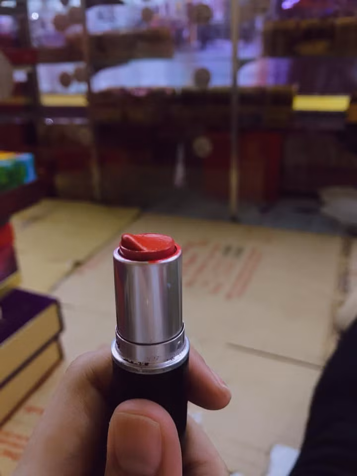 Không biết nhà thiết kế của những thỏi son này khi nhìn thấy đứa con của mình bị hành hạ ra nông nỗi vậy có cảm thấy đau đớn không?