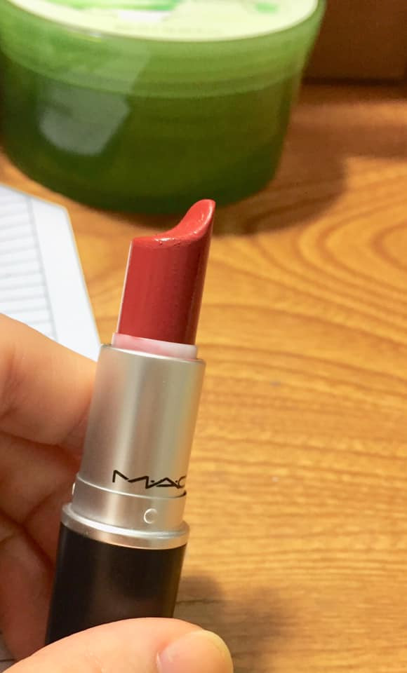 Đây là thỏi son mà người ngoài hành tinh đã bôi? Không không, chị em ở trái đất thực hiện.