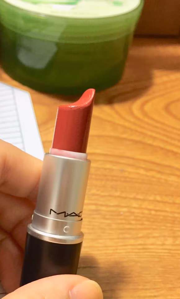 Đây là thỏi son mà người ngoài hành tinh đã bôi? Không không, chị em ở trái đất thực hiện.