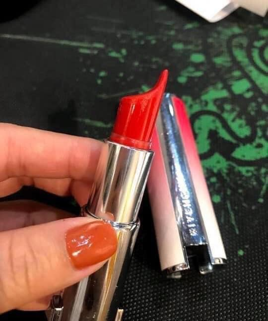 Phải chăng cô gái dưới đây đã đưa thỏi son vào máy giặt nên mới ra nông nỗi này.