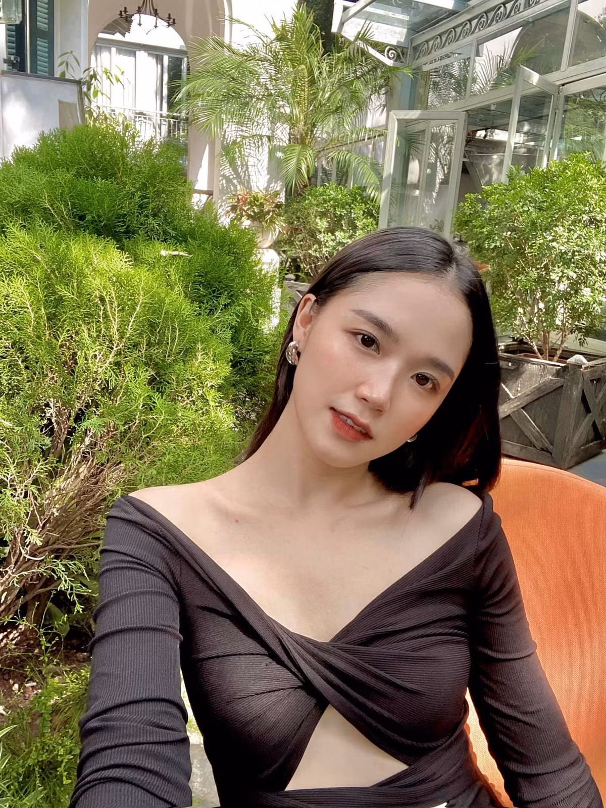 Tâm Xíu chia sẻ: "Nuôi con bây giờ đâu phải cho ăn - ngủ là xong, mỗi thời kỳ mỗi khác, 1001 thứ phải học. Kinh doanh cũng không hề đơn giản như ngày trước chụp ảnh bán là xong".