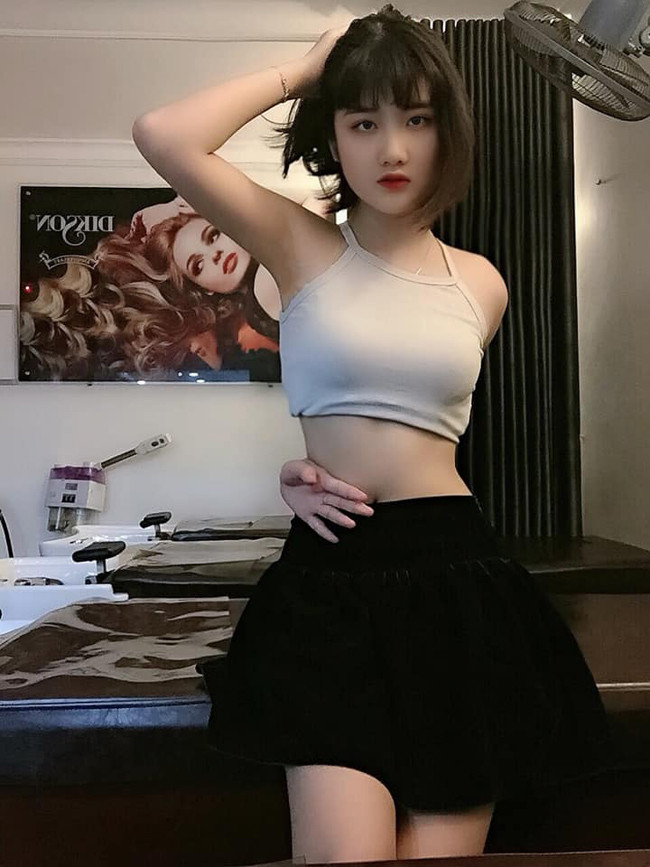 Nhớ lại bộ ảnh làm nên tên tuổi của mình cách đây 2 năm, Hằng Phạm chia sẻ: "Một người bạn của mình chuẩn bị đi du học đã gợi ý chụp cho mình một bộ ảnh kỷ niệm. Mình đã chọn luôn bộ đồng phục tài xế xe ôm công nghệ để chụp ảnh. Bộ ảnh “nữ xe ôm” ra đời như thế và mình không ngờ lại được chia sẻ rộng rãi".