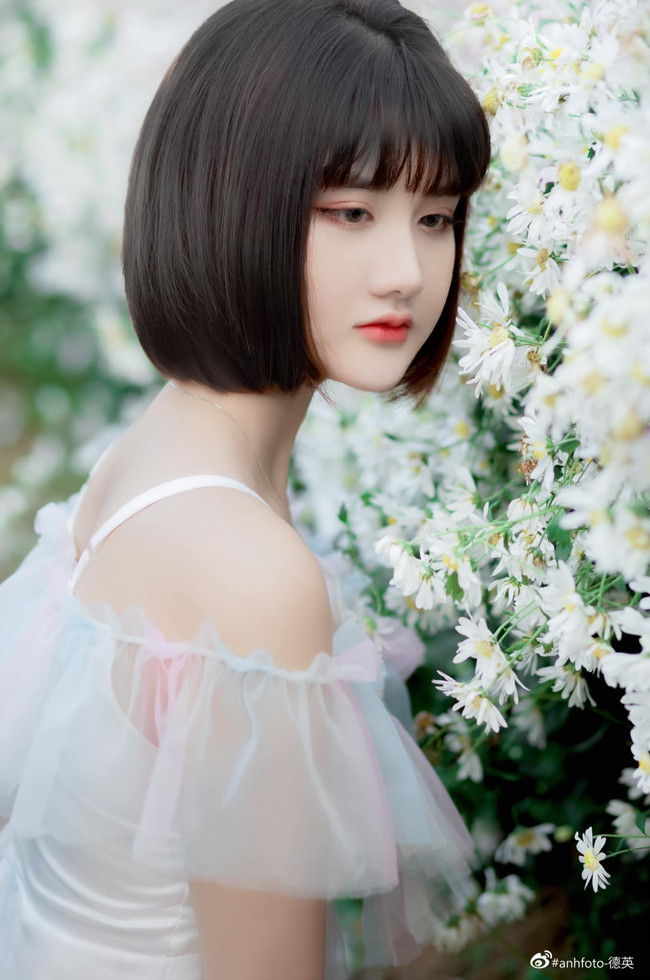 Nhờ vào khuôn mặt xinh xắn, đáng yêu trong bộ đồng phục tài xế xe ôm công nghệ, gái xinh đến từ Hải Phòng được cư dân mạng "săn lùng" trên MXH.