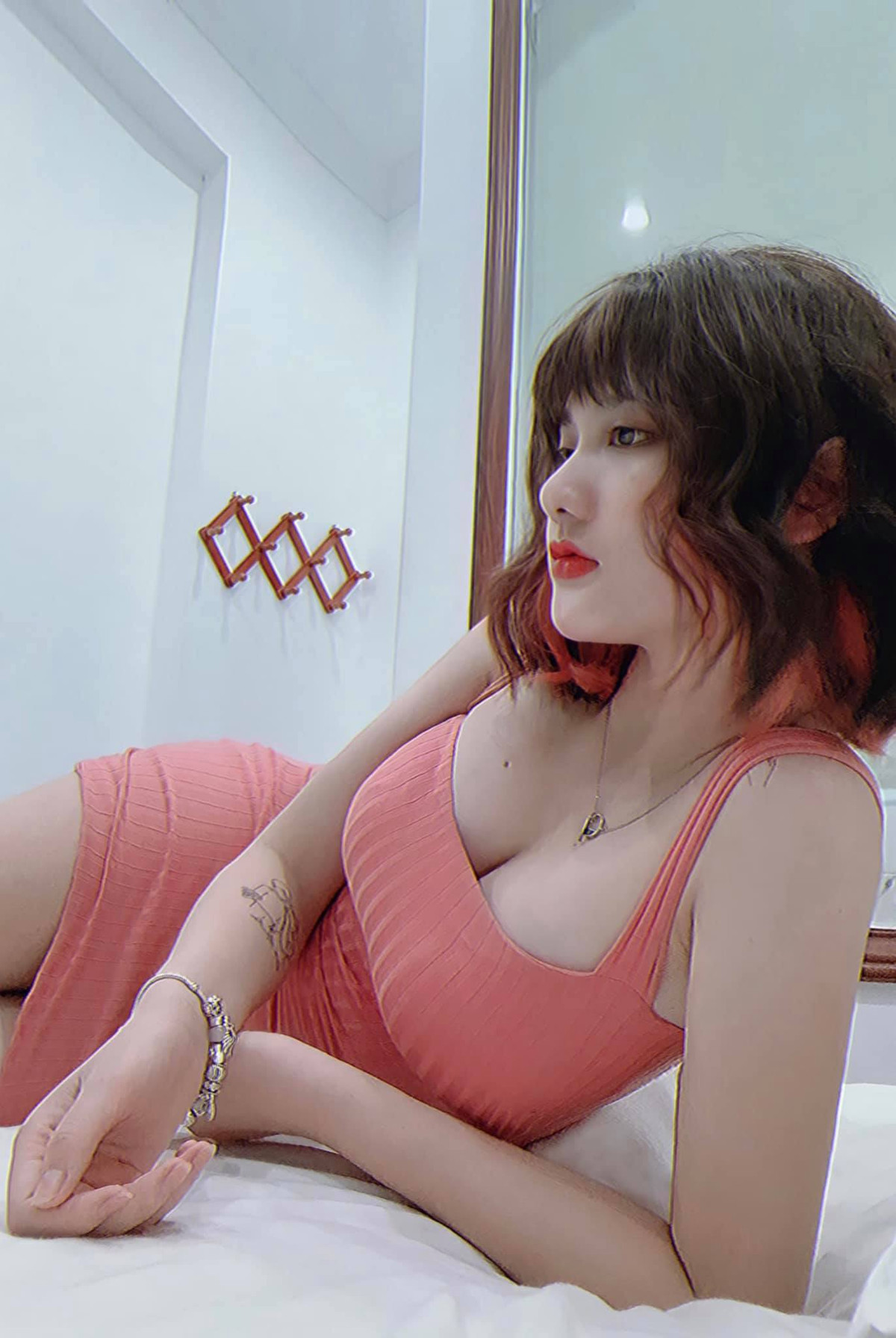 Từ khi chuyển hướng trở thành mẫu ảnh, hot girl Hải Phòng thường xuyên đăng tải nhiều hình ảnh khoe dáng vô cùng gợi cảm lên trang cá nhân.