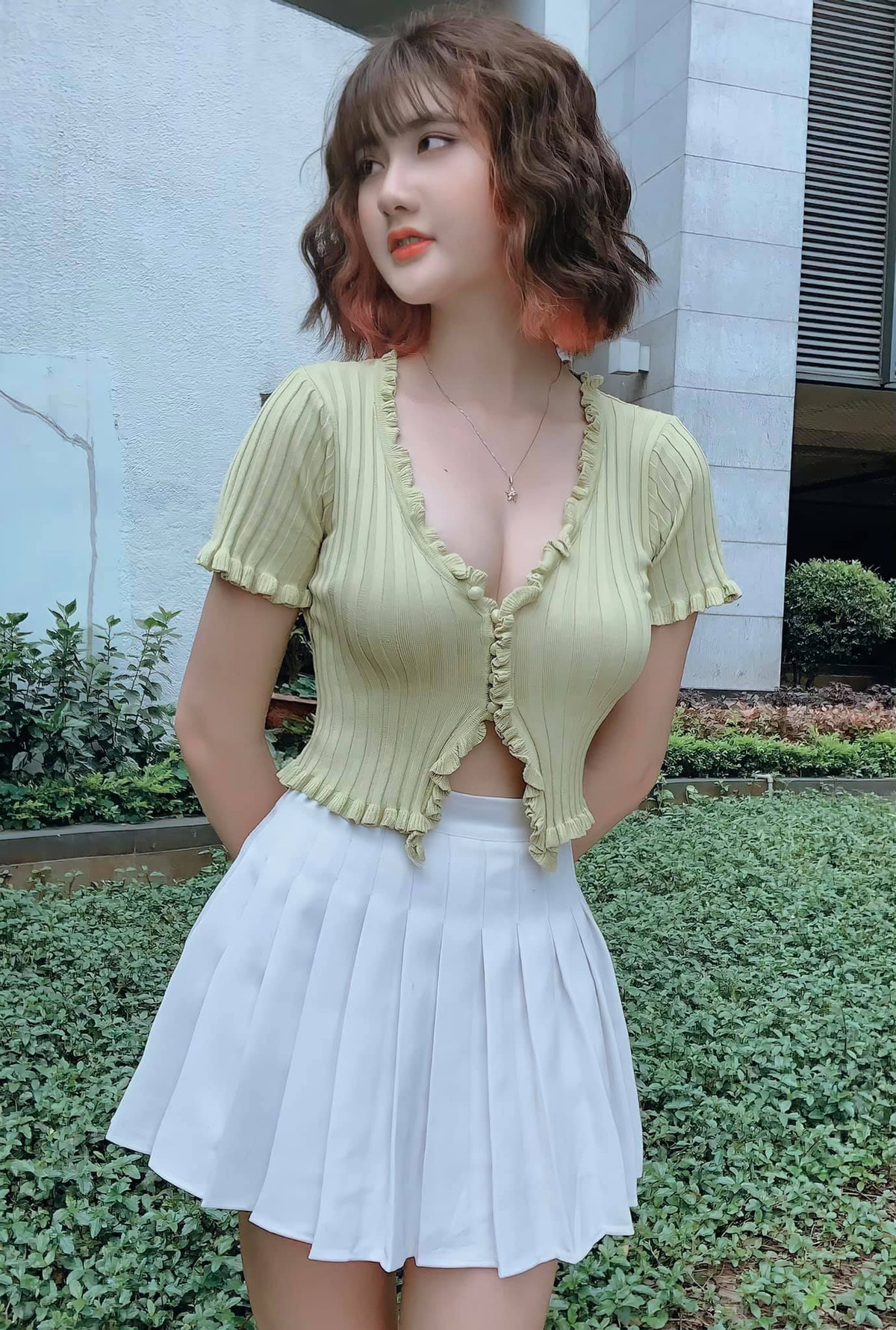 Cách đây chưa lâu, khi tham gia thử thách hot trên mạng xã hội là "vòng tay chạm rốn", nhan sắc của Phạm Thị Hằng còn được báo Trung dành những lời khen có cánh.