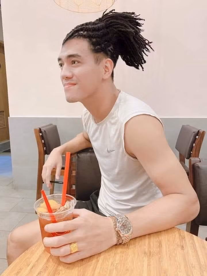 Ở bộ ảnh này, các cầu thủ đội tuyển Việt Nam đều sở hữu mái tóc xù phong cách và mới lạ, những anh chàng ngày thường hiền lành, ít nói cũng trở nên lạnh lùng.