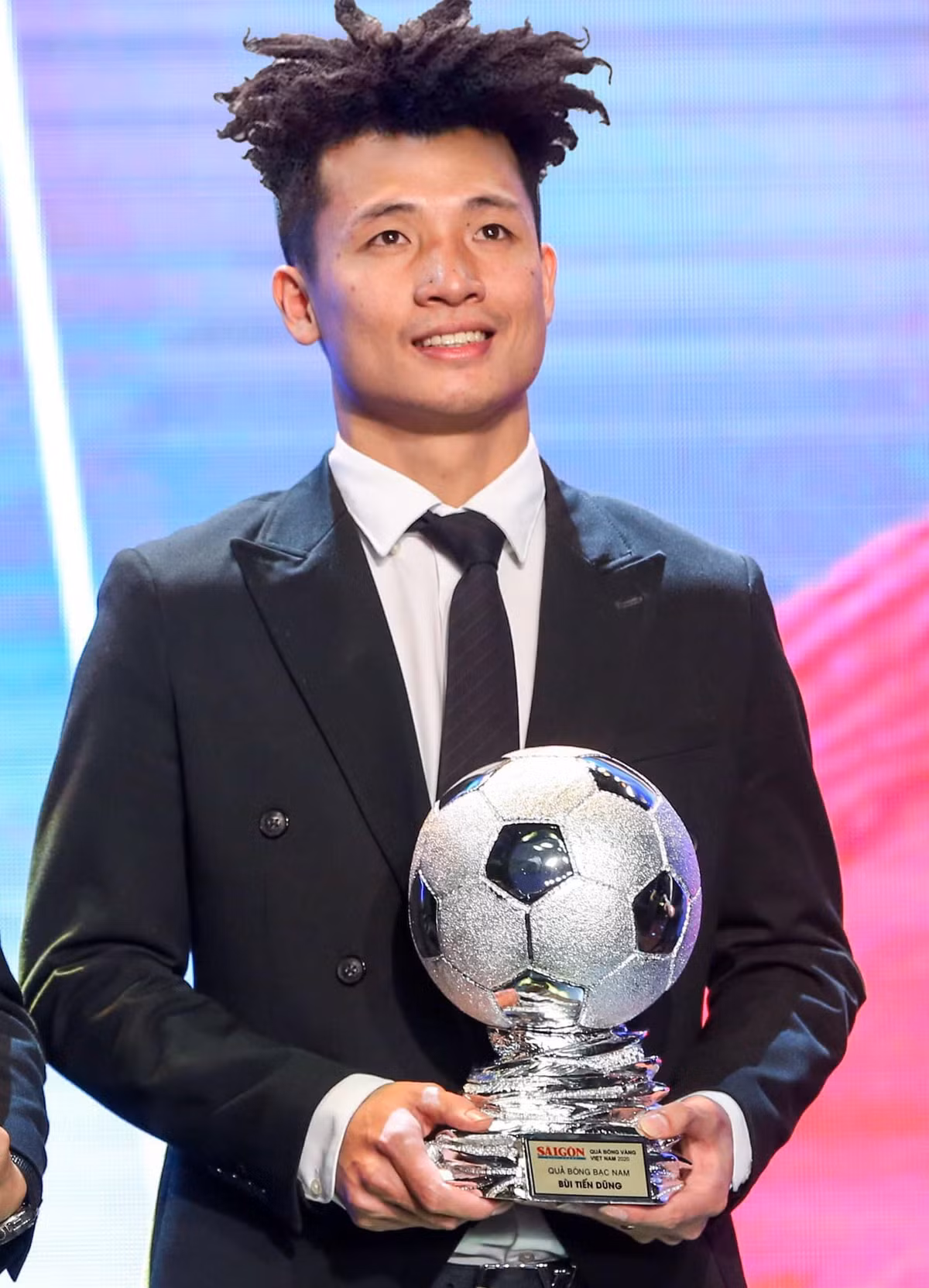 Bùi Tiến Dũng và mái tóc "con sâu" khiến netizen phì cười.