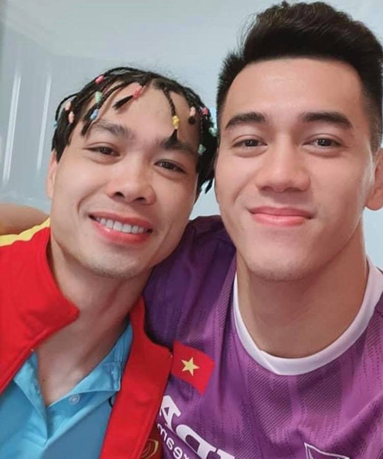 Lần lượt Tiến Dũng, Tấn Trường, Hoàng Đức, Hồng Duy khi xuất hiện với mái tóc mới lấy cảm hứng từ Công Phượng khiến khán giả rất thích thú