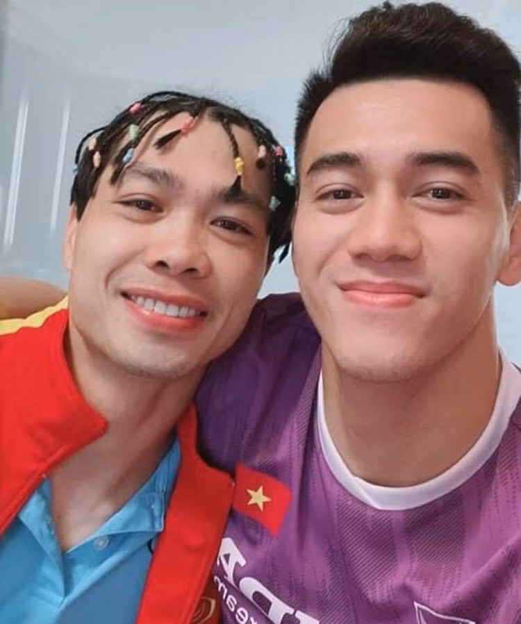 Lần lượt Tiến Dũng, Tấn Trường, Hoàng Đức, Hồng Duy khi xuất hiện với mái tóc mới lấy cảm hứng từ Công Phượng khiến khán giả rất thích thú