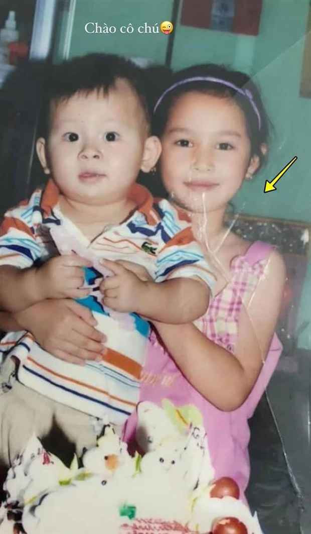 Không hổ danh là gái xinh đình đám, ngay từ khi còn nhỏ Xoài Non đã sở hữu đôi mắt sáng, sống mũi cao, làn da trắng không tì vết. So với hình ảnh hiện tại nhan sắc của cô nàng cũng chẳng khác là bao.