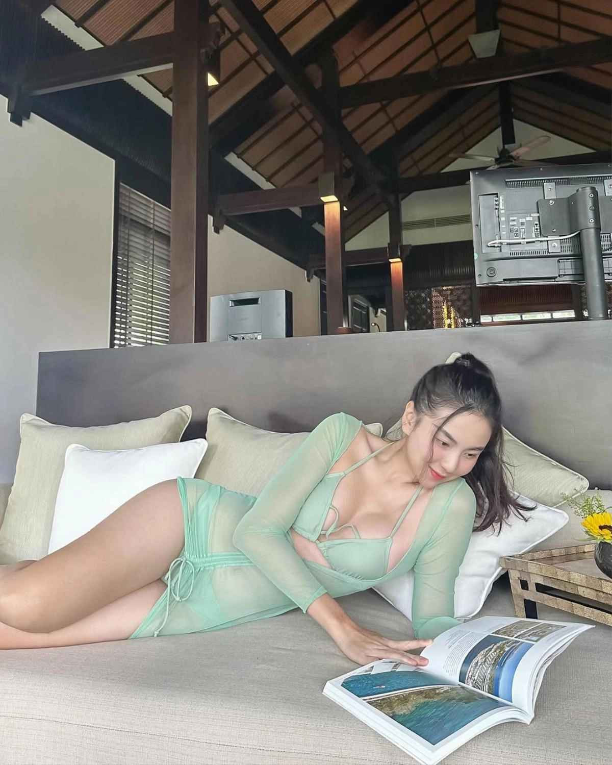 MC Mai Ngọc còn ưa chuộng những mẫu jumpsuit hai dây mảnh, o ép "gò bồng đảo" căng tràn.