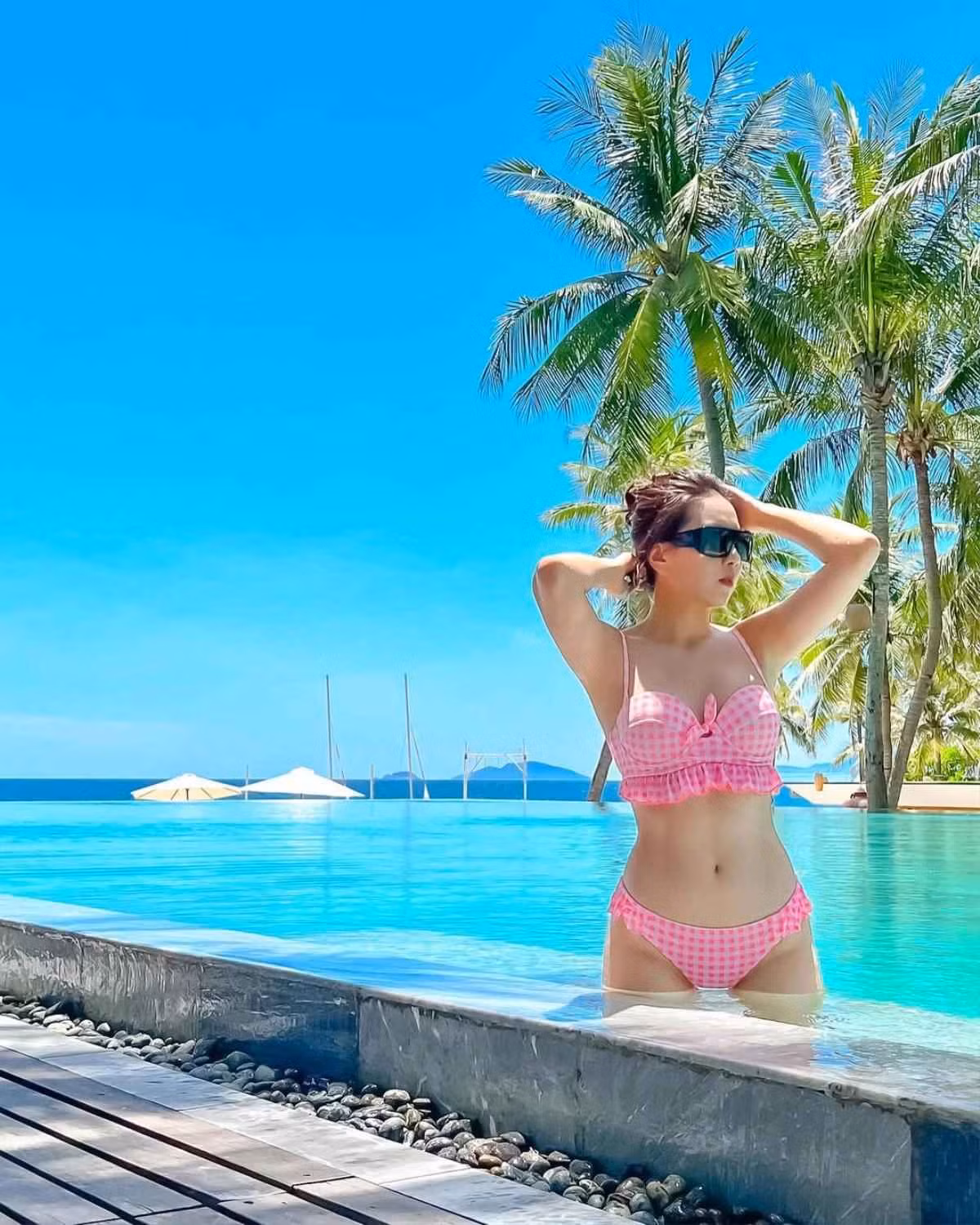 Với những thiết kế áo tắm hai mảnh nhỏ xíu, MC Mai Ngọc không quên phối cùng mẫu váy xuyên thấu đồng màu.