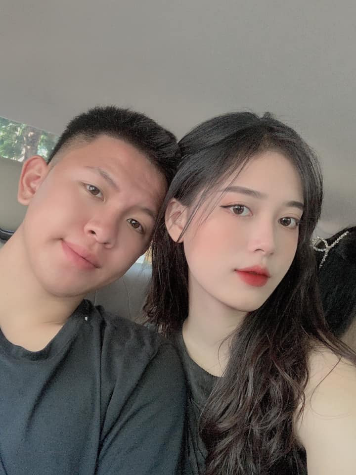 Ở trận chung kết, cô vợ xinh đẹp của Tiến Long cũng đã mặc áo mưa, đến sân để xem chồng thi đấu và cổ vũ cho tinh thần của cầu thủ 20 tuổi.