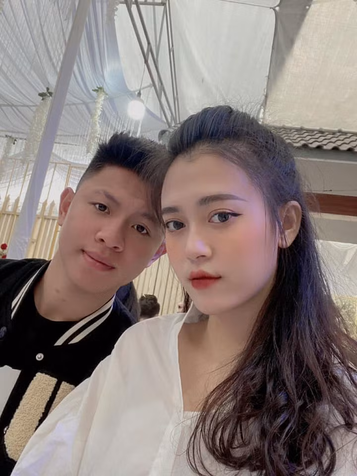 Còn nhớ tại giải U23 Đông Nam Á hồi đầu năm 2022, Vũ Tiến Long đã biết cách "khoe khéo" chuyện vợ mình sinh em bé.