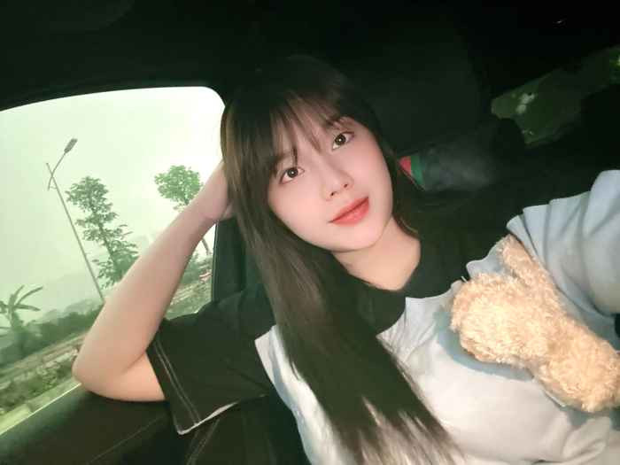 Nhan sắc thời "xưa cũ" của Khánh Linh có phần kém lung linh hơn vì không có sóng mũi thẳng, thon gọn. Bên cạnh đó, hình thể của bà xã Bùi Tiến Dũng ở giai đoạn này không sở hữu đường cong và tròn trịa hơn so với hiện nay.