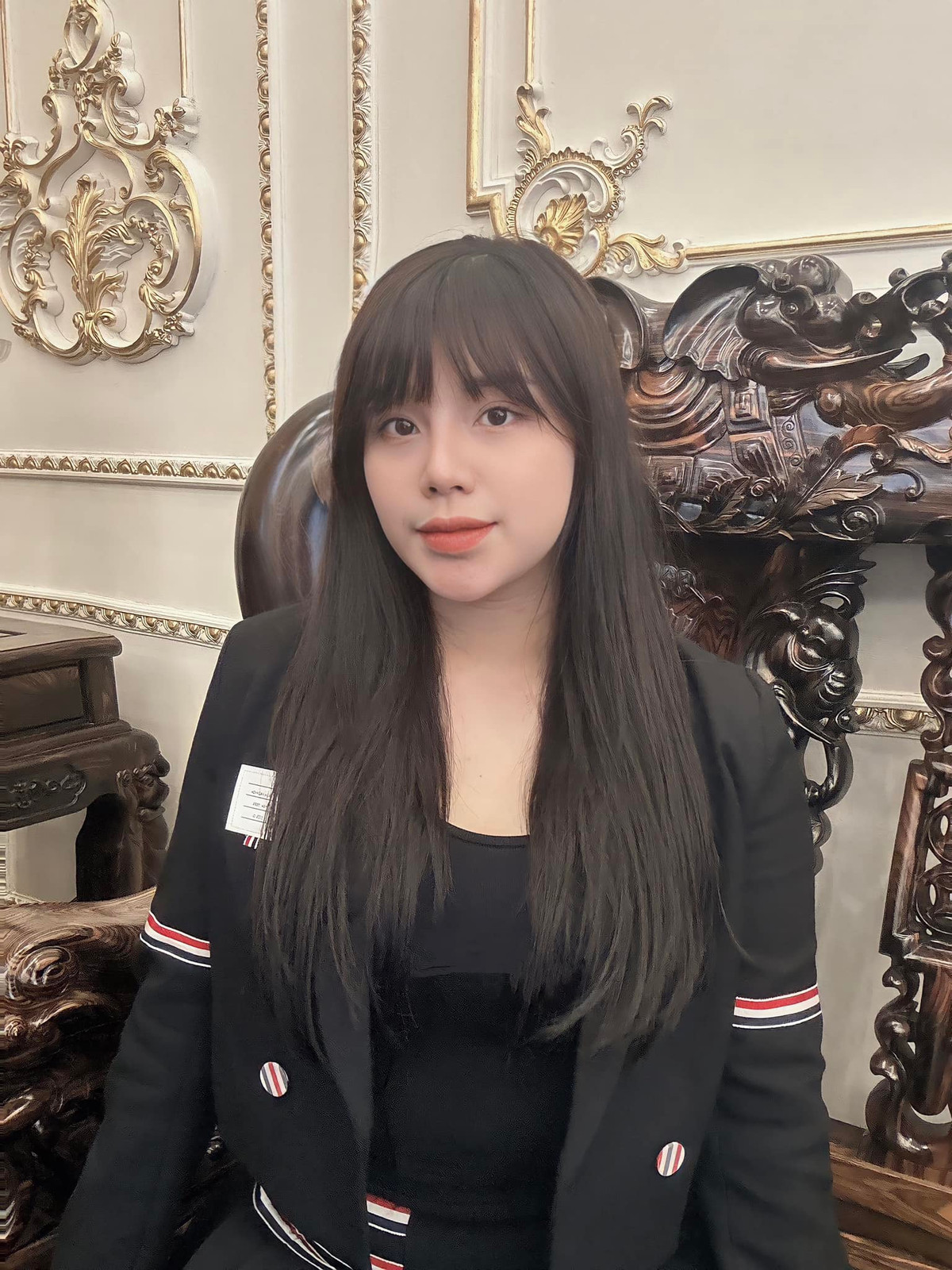 Mỹ nhân người Bắc Ninh gần như không cần trang điểm quá nhiều bước mỗi khi xuất hiện bên chồng vì vốn dĩ các đường nét trên khuôn mặt của Khánh Linh đã đủ sắc sảo và thu hút được người đối diện.