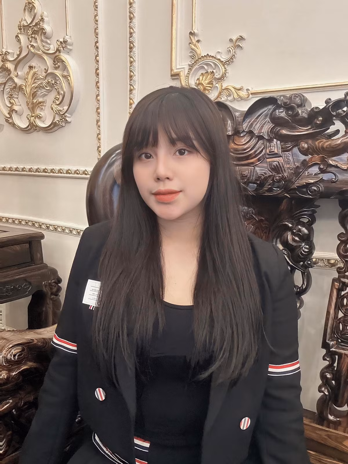 Mỹ nhân người Bắc Ninh gần như không cần trang điểm quá nhiều bước mỗi khi xuất hiện bên chồng vì vốn dĩ các đường nét trên khuôn mặt của Khánh Linh đã đủ sắc sảo và thu hút được người đối diện.