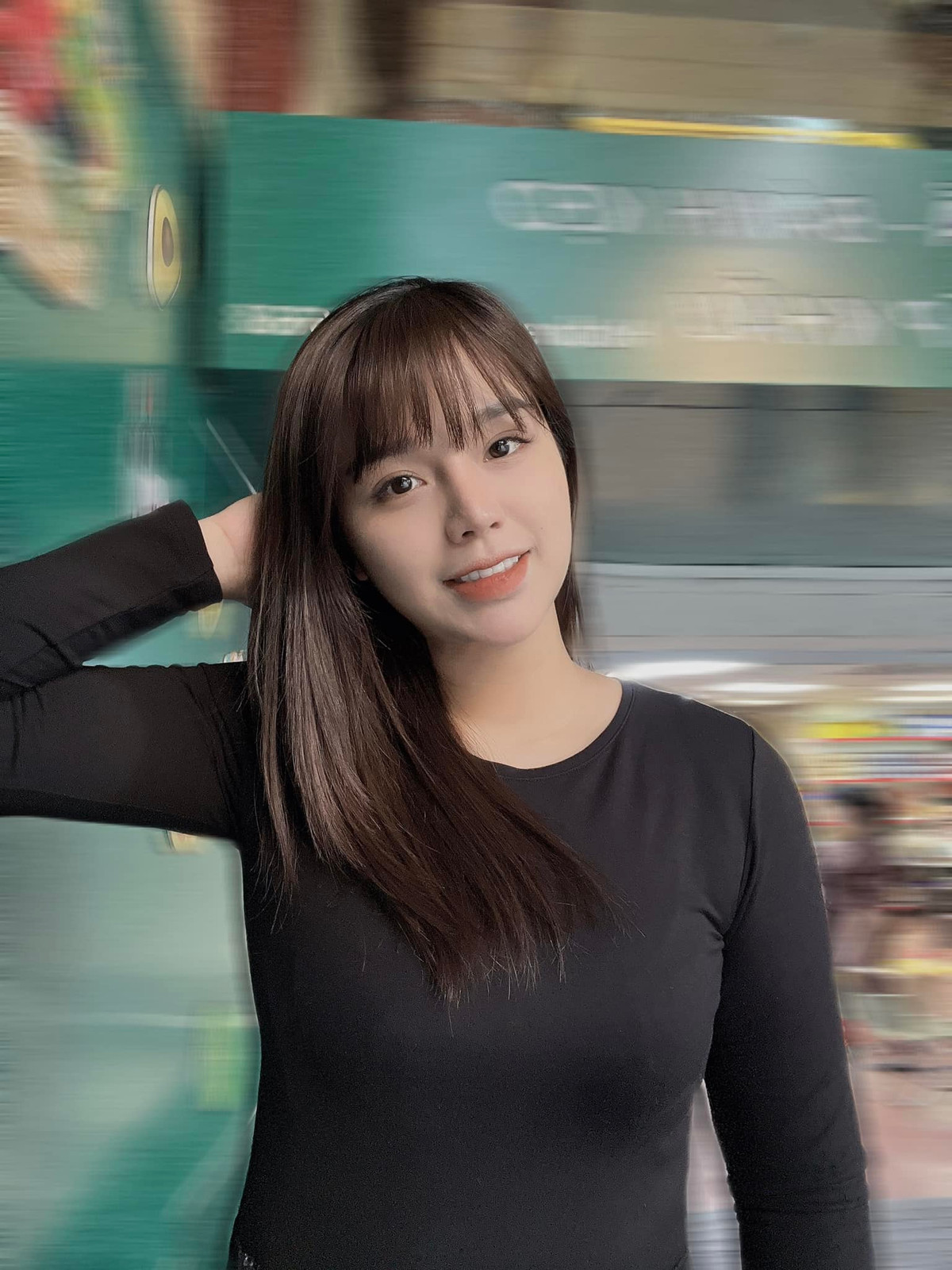 Hiếm ai có thể nhận ra Khánh Linh đã là mẹ hai con nhờ đôi mắt to tròn, không có quầng thâm cùng làn da hồng hào không tì vết.