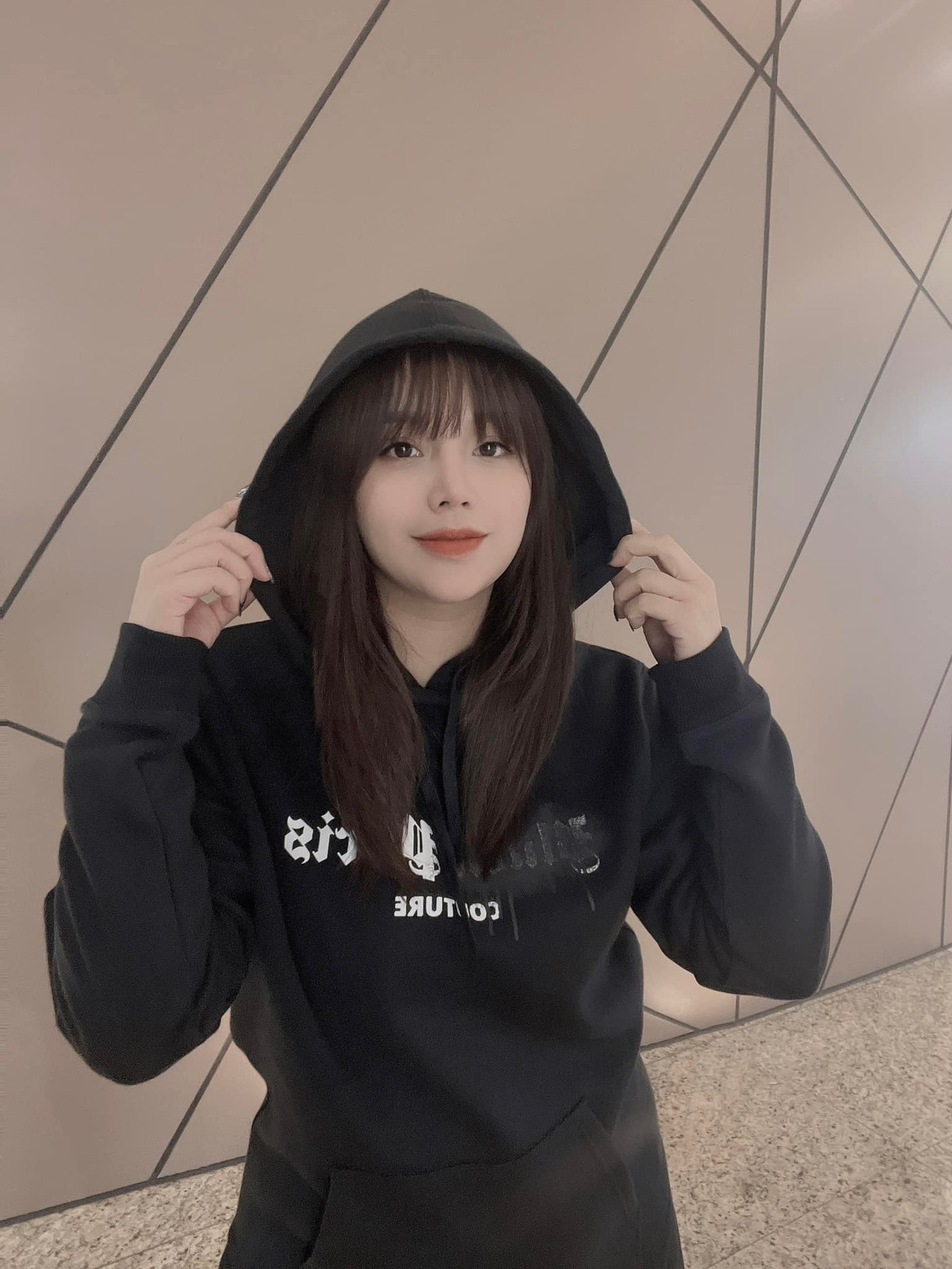 Mới đây, Khánh Linh còn "F5" lại tổng thể với tóc mái ngố cực kỳ trẻ trung.