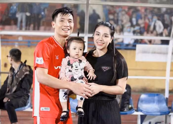 Kể từ khi người đẹp lên xe hoa với cầu thủ Hà Tĩnh, đời tư và cuộc sống gia đình của Khánh Linh luôn là chủ đề nhận được nhiều quan tâm từ phía cộng đồng mạng.