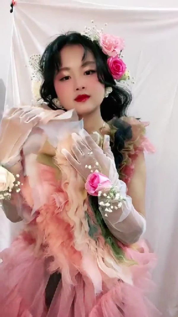 Từ cách tạo dáng, thần thái make up cho đến không gian, ánh sáng đều được người hỗ trợ chuẩn bị kỹ lưỡng không chê vào đâu được.