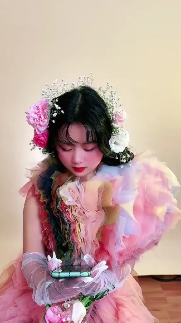 Dua khoe vẻ đẹp của đôi mắt to tròn, long lanh cùng khuôn mặt xinh xắn, đáng yêu, đúng như một thiếu nữ.