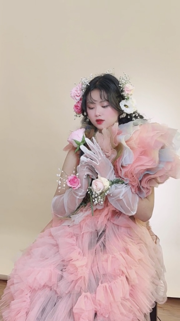 Mới đây, Mua Thị Dua "chiêu đãi" người hâm mộ loạt ảnh khoe nhan sắc ngọt ngào hóa nàng thơ khiến dân mạng nháo nhào.