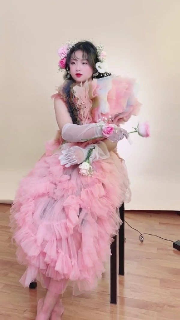 Mặc dù bối cảnh chụp của cô bé dân tộc này rất đơn giản, đạo cụ có khi chỉ là những bông hoa, thế nhưng Phúng Phính vẫn có cho mình những khoảnh khắc hoàn mỹ, thu hút.