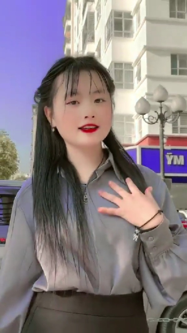 Tuy trông có vẻ trưởng thành so với tuổi những nhìn cả tổng thể đã tạo sự hài hoà, đầy khí chất sang trọng quý phái.