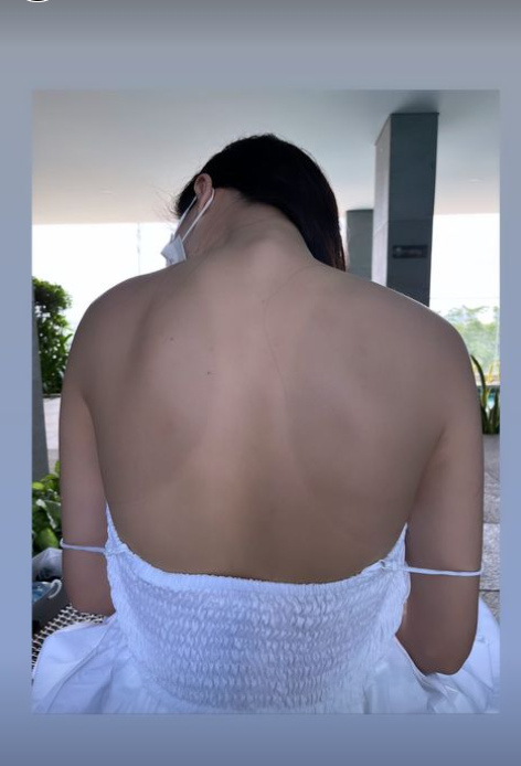 Tuy nhiên, dù chăm sóc kỹ đến mấy thì Ngọc Trinh vẫn gặp phải những lúc “kém đẹp”. Bằng chứng là mới đây, cô đã đăng tải hình ảnh diện váy trắng, khoe trọn tấm lưng trần nhưng không còn trắng như xưa.