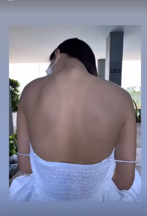 Tuy nhiên, dù chăm sóc kỹ đến mấy thì Ngọc Trinh vẫn gặp phải những lúc “kém đẹp”. Bằng chứng là mới đây, cô đã đăng tải hình ảnh diện váy trắng, khoe trọn tấm lưng trần nhưng không còn trắng như xưa.