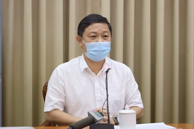 Pho chu tich TP HCM neu 3 nguyen nhan khien nguoi dan ra duong dong