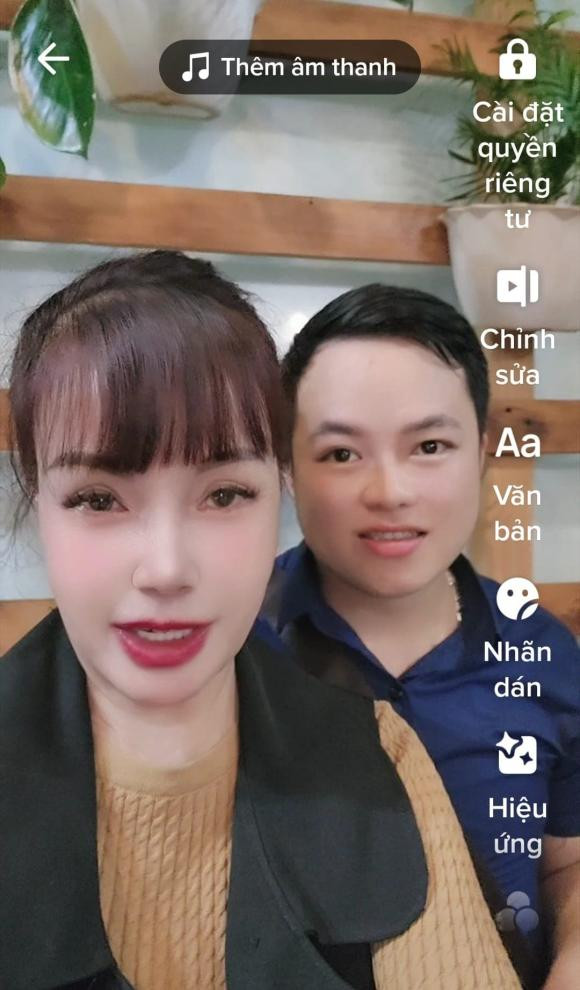 Hơn nữa, trong một số góc quay, cô Thu Sao còn để lộ vòng eo ngấn mỡ.