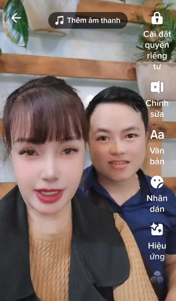 Hơn nữa, trong một số góc quay, cô Thu Sao còn để lộ vòng eo ngấn mỡ.