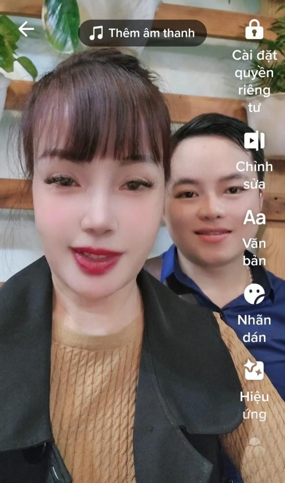 Một thời gian dài, cặp đôi thể hiện tình cảm "hơi lố" trên mạng xã hội. Nhưng hiện tại, cặp đôi lệch tuổi ở Cao Bằng đã "giải nghệ". Cả hai tập trung buôn bán đặc sản gia đình và tận hưởng hạnh phúc đời thường.