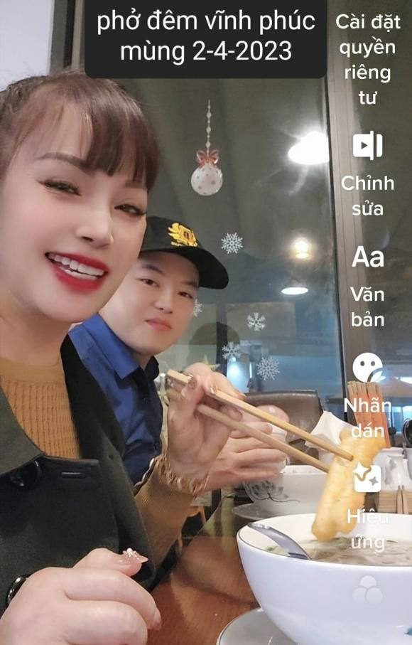 Nhưng dân mạng tinh ý nhận ra, đây chỉ là sản phẩm của app chỉnh ảnh mà thôi, bởi qua những clip livestream trên trang cá nhân, cô dâu Thu Sao đã để lộ nếp nhăn tuổi tác ở khóe mắt, miệng,...