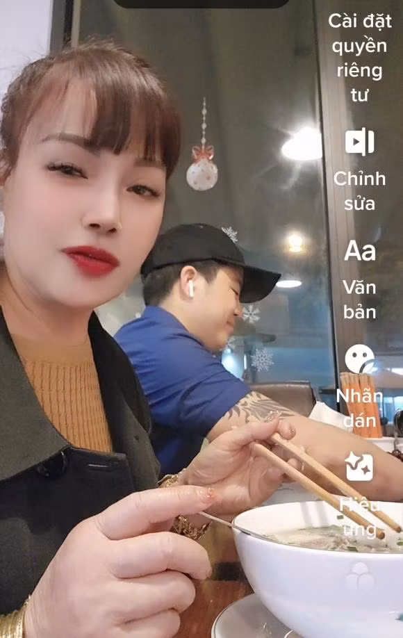 Tuy nhiên, vì phẫu thuật và bị biến chứng nên cô Thu Sao phải điều trị một thời gian dài.