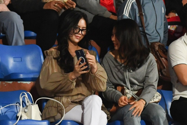 Rất lâu rồi vợ Nguyễn Thành Chung mới có mặt trên sân cổ vũ chồng thi đấu