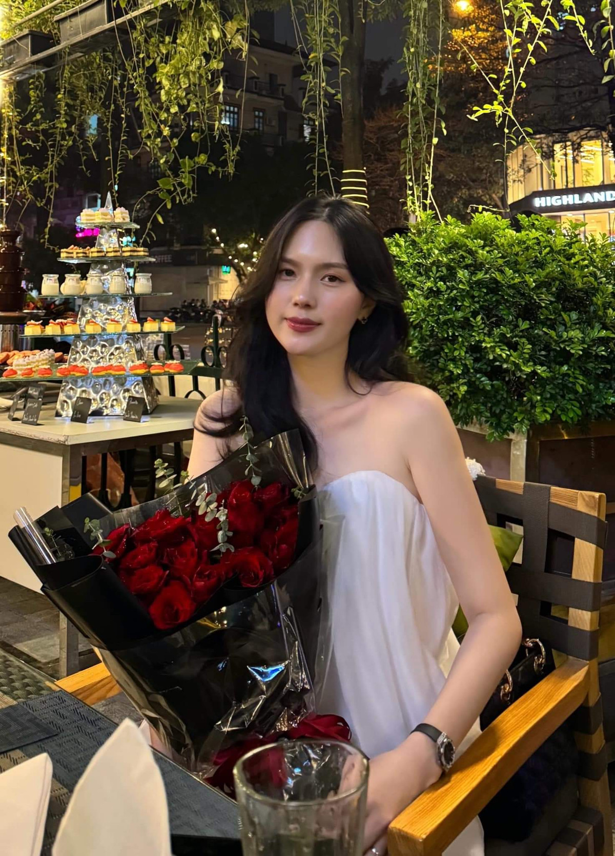 Uyên Kem gây chú ý khi sở hữu gương mặt xinh đẹp, dáng người thon gọn và câu chuyện tình yêu đáng ngưỡng mộ với cầu thủ Thành Chung.