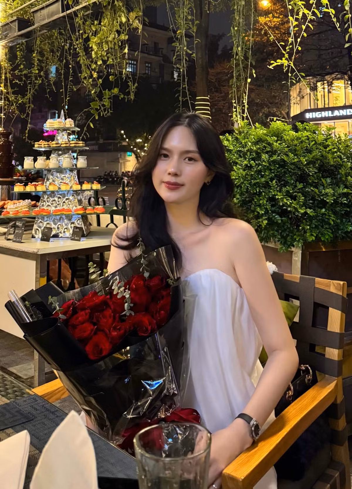 Uyên Kem gây chú ý khi sở hữu gương mặt xinh đẹp, dáng người thon gọn và câu chuyện tình yêu đáng ngưỡng mộ với cầu thủ Thành Chung.